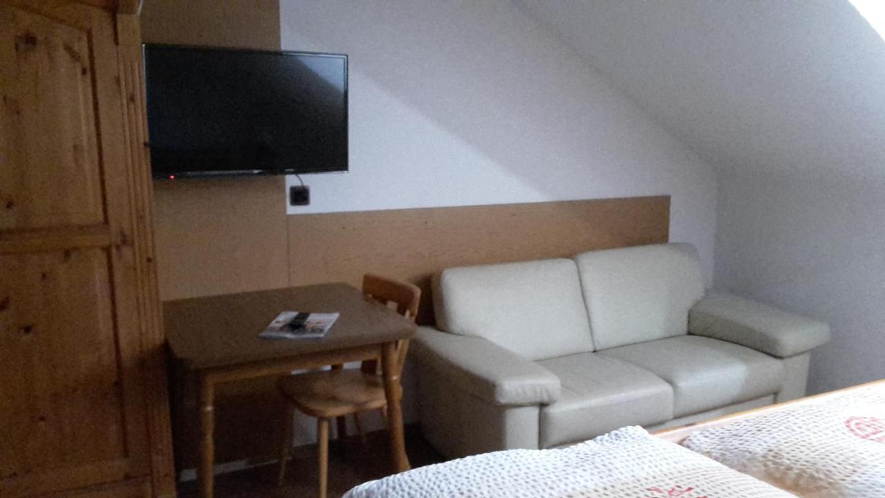 Altes Saengerheim Hotel Quierschied Buitenkant foto